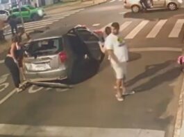 jovem-de-moto-e-arremessada-para-porta-malas-apos-bater-em-carro