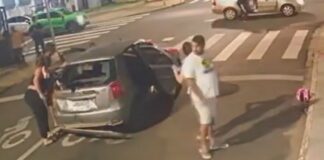 jovem-de-moto-e-arremessada-para-porta-malas-apos-bater-em-carro