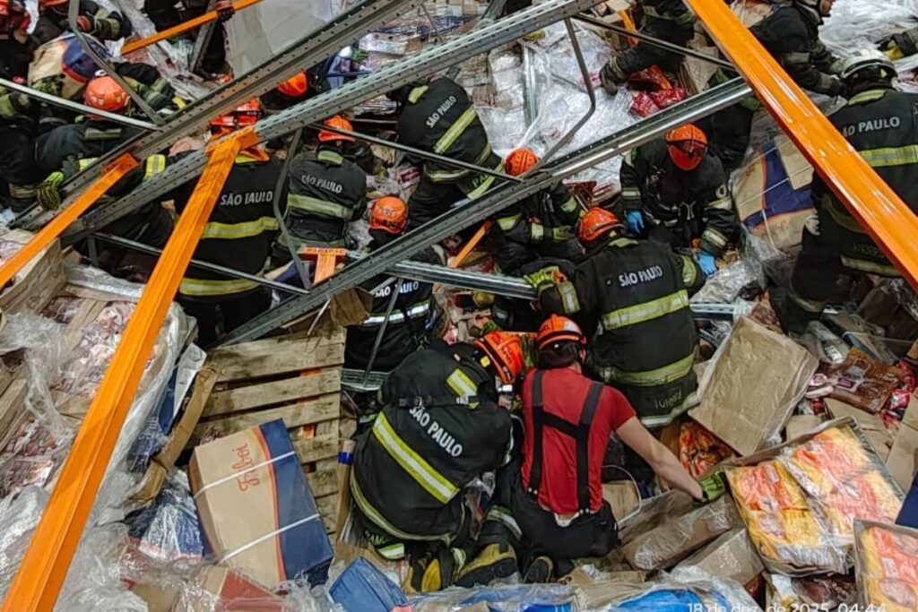 prateleira-com-80-toneladas-desaba-sobre-funcionario-de-atacadista-em-sp