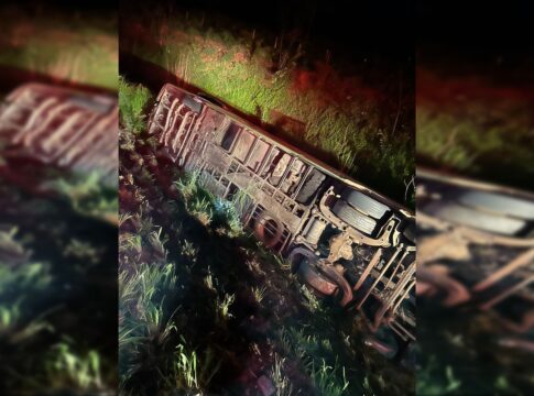 onibus-com-22-passageiros-capota-na-br-060-e-deixa-ao-menos-10-feridos