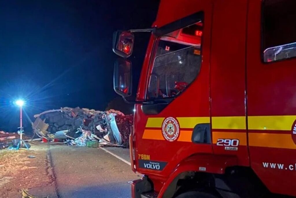 RS: acidente entre caminhão e micro-ônibus deixa 5 mortos e 4 feridos rs:-acidente-entre-caminhao-e-micro-onibus-deixa-5-mortos-e-4-feridos