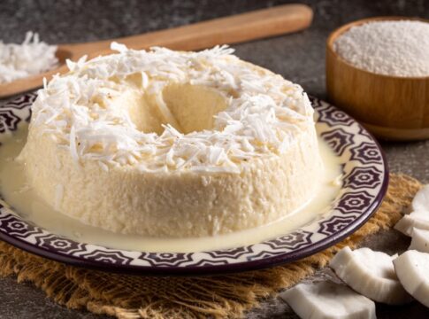 bolo-de-tapioca-com-leite-de-coco-e-perfeito-para-acompanhar-o-cafe