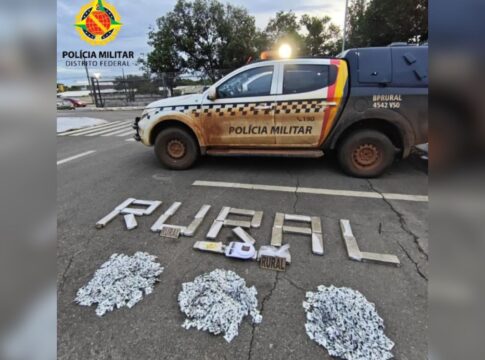 homens-sao-flagrados-com-malas-recheadas-de-drogas-dentro-de-onibus