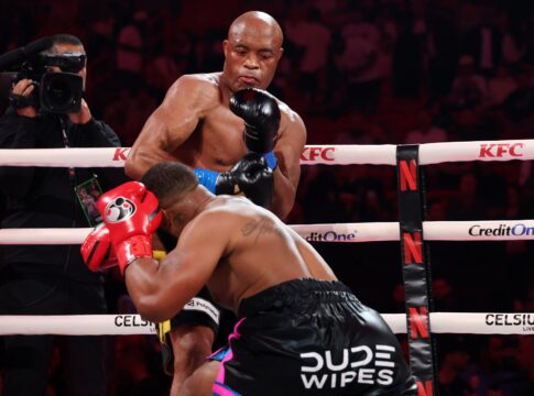 anderson-silva-nocauteia-tyron-woodley-e-vence-luta-de-boxe-em-miami