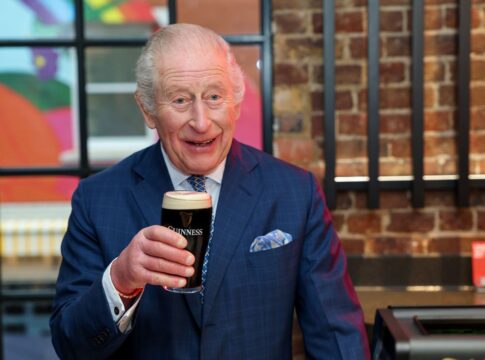 rei-charles-investe-em-remedio-natural-para-“curar”-ressaca-de-natal