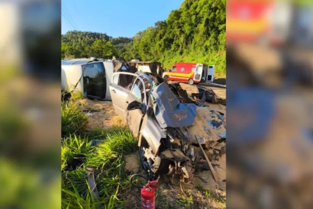 acidente-entre-tres-carros-e-caminhao-termina-com-duas-mortes-em-sc