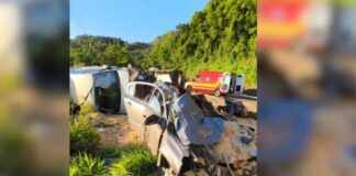 acidente-entre-tres-carros-e-caminhao-termina-com-duas-mortes-em-sc