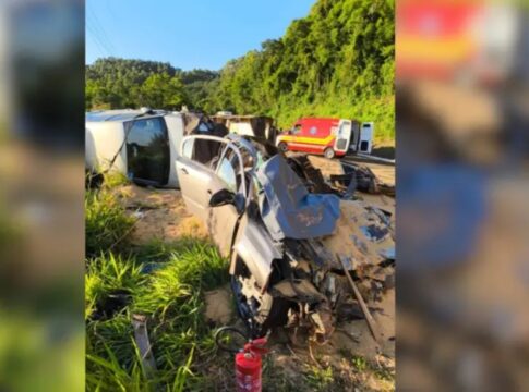 acidente-entre-tres-carros-e-caminhao-termina-com-duas-mortes-em-sc