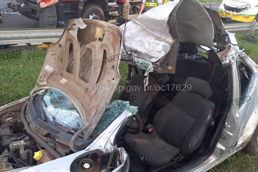 dois-morrem-e-dois-ficam-em-estado-grave-apos-carro-bater-em-mureta