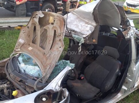 dois-morrem-e-dois-ficam-em-estado-grave-apos-carro-bater-em-mureta