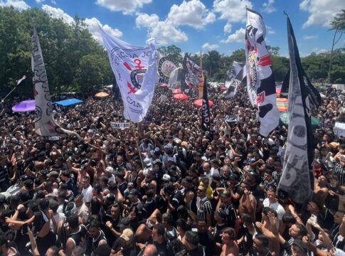 torcedores-do-corinthians-comecam-a-“invadir-a-praia”-para-final-no-rj