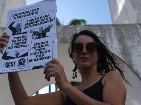 ato-nos-arcos-da-lapa-pede-fim-da-violencia-contra-mulheres-e-lgbtqia+