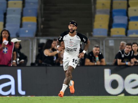 memphis-depay-marca-o-2o-gol-do-corinthians-na-final;-veja
