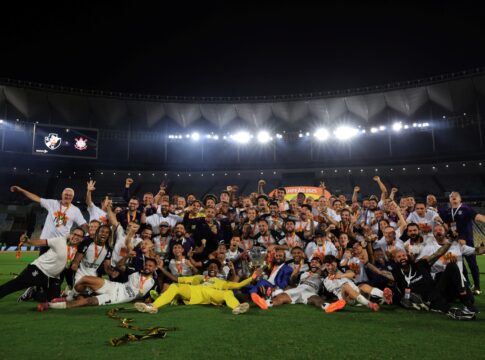 confira-momento-em-que-corinthians-levanta-a-taca-da-copa-do-brasil