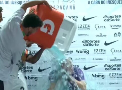 jogadores-do-corinthians-invadem-coletiva-e-dao-“banho”-em-dorival