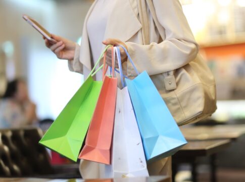 vai-as-compras?-saiba-os-riscos-e-cuidados-ao-carregar-sacolas-pesadas