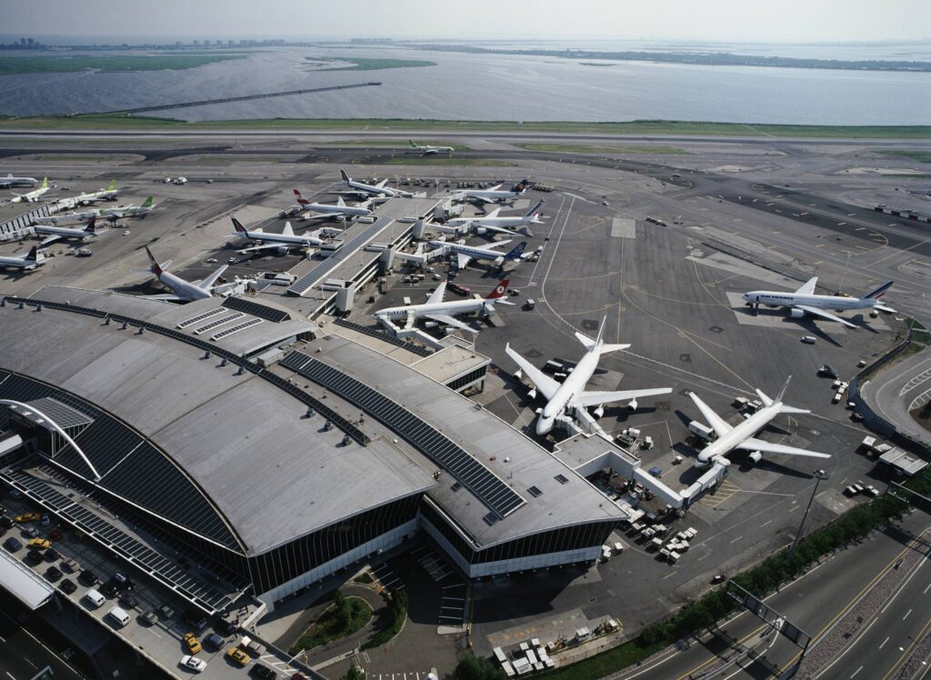 piloto-e-controlador-aereo-batem-boca-durante-pouso-em-nova-york;-ouca