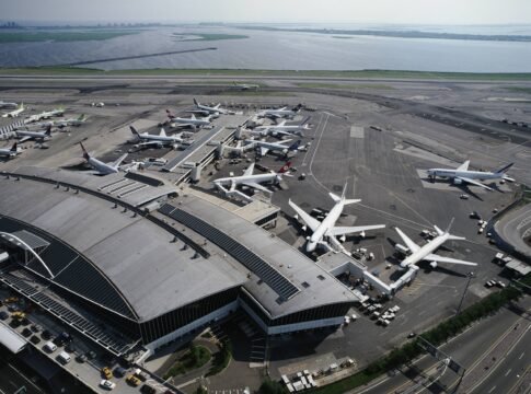 piloto-e-controlador-aereo-batem-boca-durante-pouso-em-nova-york;-ouca
