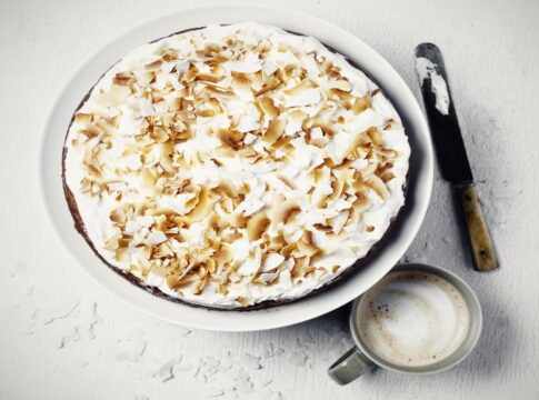 bolo-de-coco-classico-para-servir-bem-geladinho