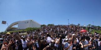 torcida-do-corinthians-aguarda-time-para-comemorar-titulo.-veja-fotos
