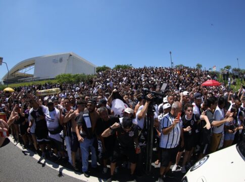 torcida-do-corinthians-aguarda-time-para-comemorar-titulo.-veja-fotos
