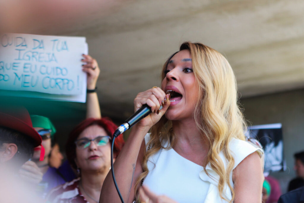 polemica-das-havaianas:-erika-hilton-ironiza-tornozeleira-de-bolsonaro