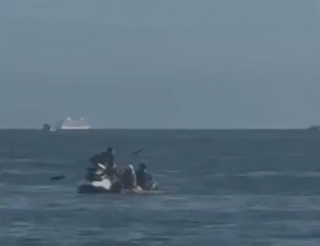 piratas-do-mar:-ladroes-usam-jet-ski-para-roubar-aliancas-de-casal