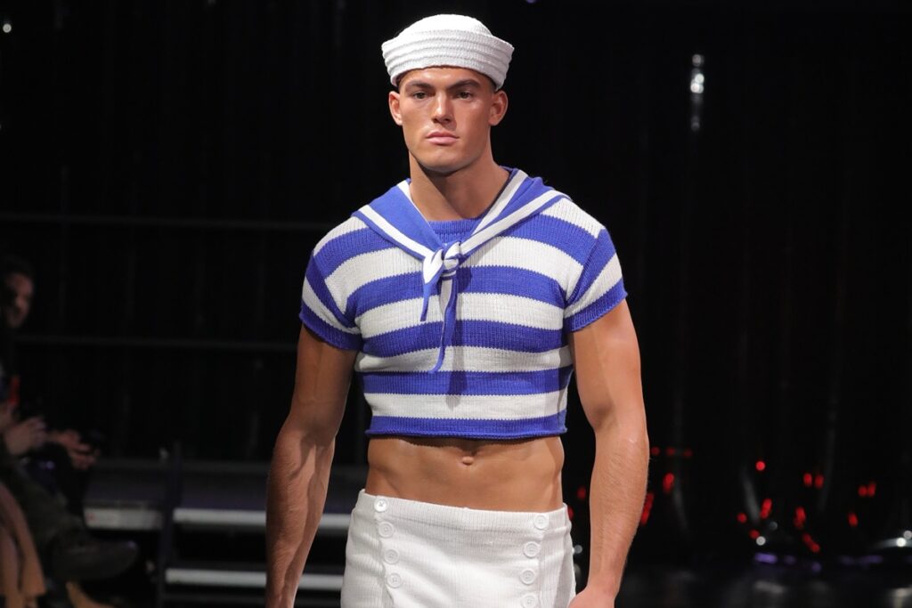 “grindr-fashion-week”:-app-lanca-linha-100%-em-la-de-“carneiros-gays”