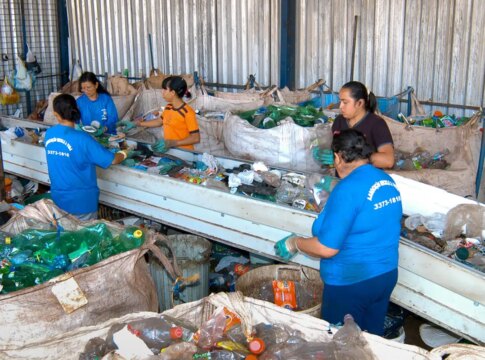 plasticos-nao-reciclaveis-geram-perdas-e-sobrecarga-a-catadores-no-rio