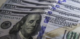 dolar-aproxima-se-de-r$-5,60-com-remessas-de-empresas-ao-exterior