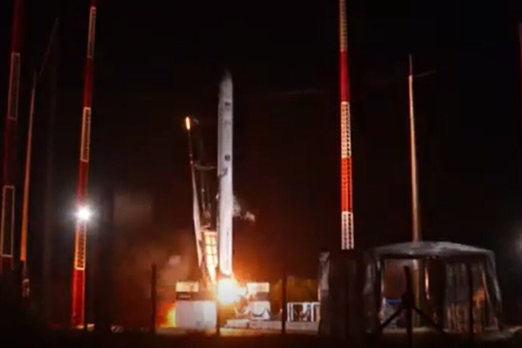 foguete-sul-coreano-explode-e-cai-logo-apos-o-lancamento-no-brasil