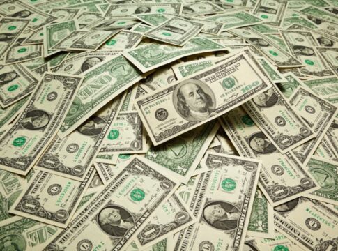 dolar-opera-estavel-e-bolsa-sobe-com-bolsonaro,-ipca-15-e-pib-dos-eua