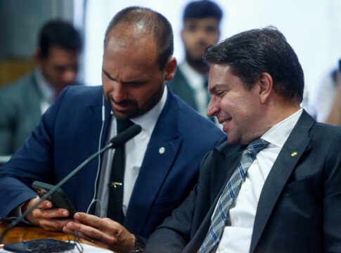 camara-exonera-servidores-de-eduardo-bolsonaro-e-ramagem