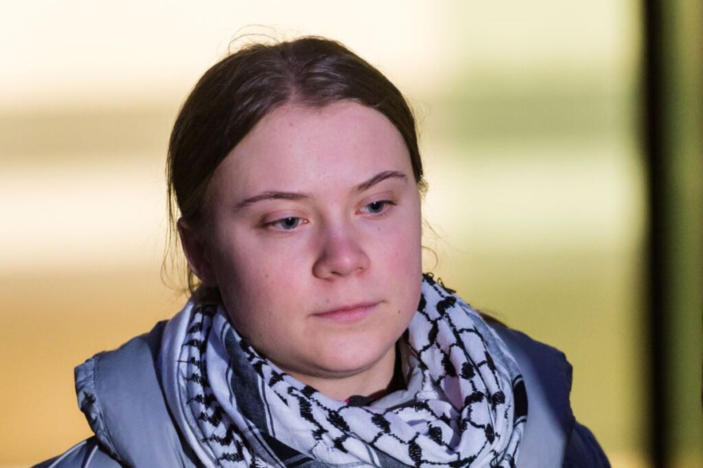 greta-thunberg-e-presa-em-londres,-em-ato-pro-palestina