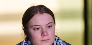 greta-thunberg-e-presa-em-londres,-em-ato-pro-palestina