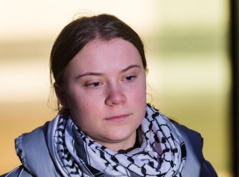 greta-thunberg-e-presa-em-londres,-em-ato-pro-palestina