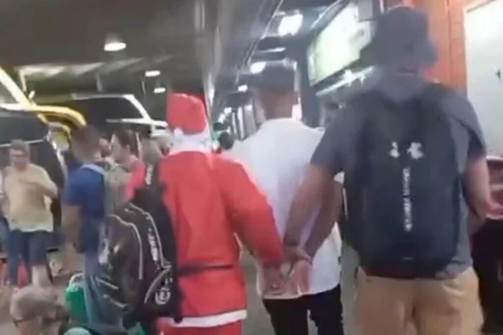 policial-disfarcado-de-papai-noel-prende-bandido-foragido-da-justica