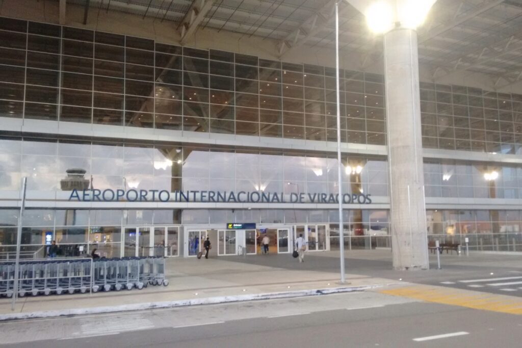 agente-tem-aparelho-de-multa-destruido-por-motorista-em-aeroporto