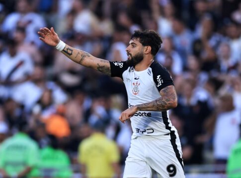 yuri-alberto-e-flagrado-em-lamborghini-com-bandeira-do-corinthians