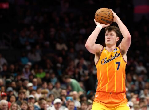 novato-da-nba-alcanca-100-bolas-de-tres-em-tempo-recorde