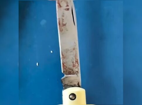 filho-esfaqueia-pai-de-82-anos-e-vizinhos-prendem-agressor-no-poste