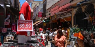 comercio-popular-do-rio-tem-movimentacao-intensa-as-vesperas-do-natal