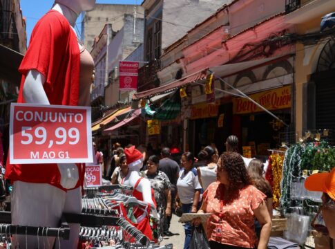 comercio-popular-do-rio-tem-movimentacao-intensa-as-vesperas-do-natal