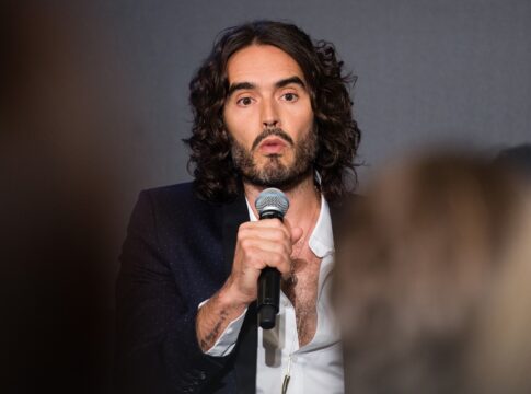 russell-brand-e-alvo-de-novas-acusacoes-de-estupro-e-agressao-sexual