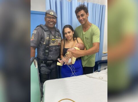 bebe-engasga-com-leite-materno-e-e-salva-por-pms-em-rodovia-no-litoral