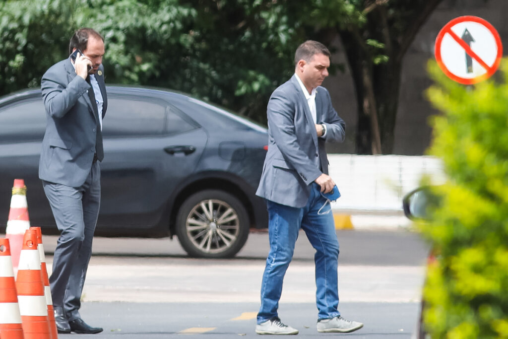 defesa-de-bolsonaro-pede-autorizacao-das-visitas-de-flavio-e-carlos