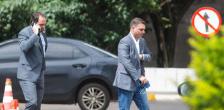 defesa-de-bolsonaro-pede-autorizacao-das-visitas-de-flavio-e-carlos