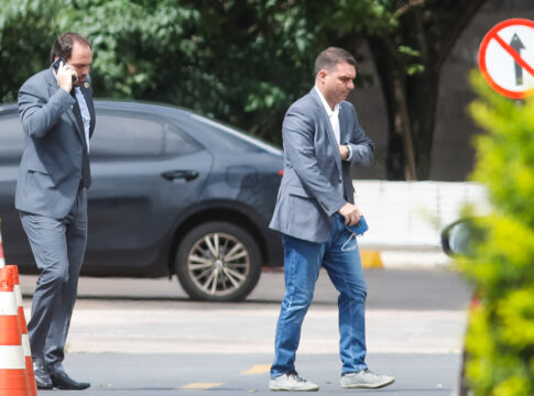 defesa-de-bolsonaro-pede-autorizacao-das-visitas-de-flavio-e-carlos