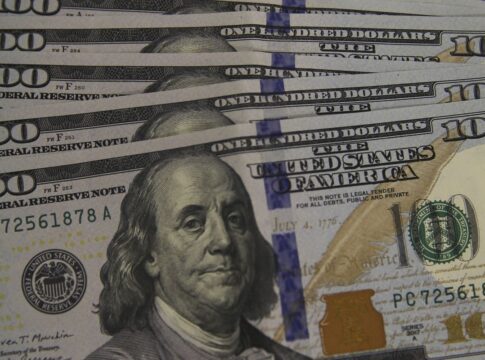 apos-sete-altas-seguidas,-dolar-cai-0,95%-e-fecha-em-r$-5,53