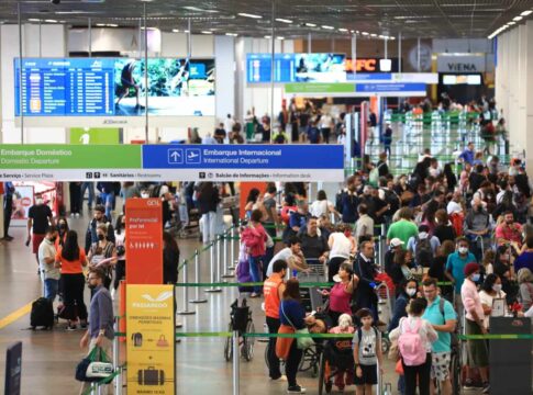 pilotos-e-comissarios-anunciam-estado-de-greve-na-vespera-do-fim-de-ano